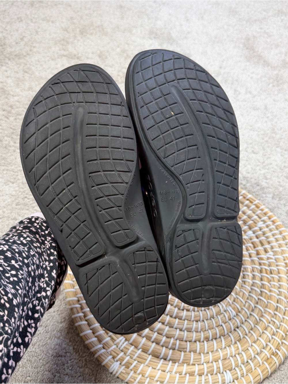 OOFOS Women’s OOriginal Recovery Lightweight Thong Flip Flop Sandals in Black 10 - Picture 12 of 13